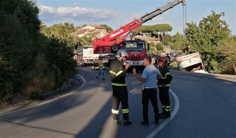 incidente san gimignano oggi|Rimorchio di tir travolge famiglia di turisti: gravi。